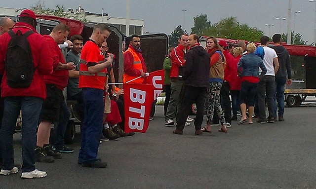 Stakingsdag – foto’s van het piket aan de luchthaven