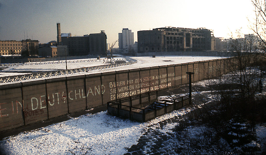 1024px-Berlin_Wall_Potsdamer_Platz_November_1975_looking_east