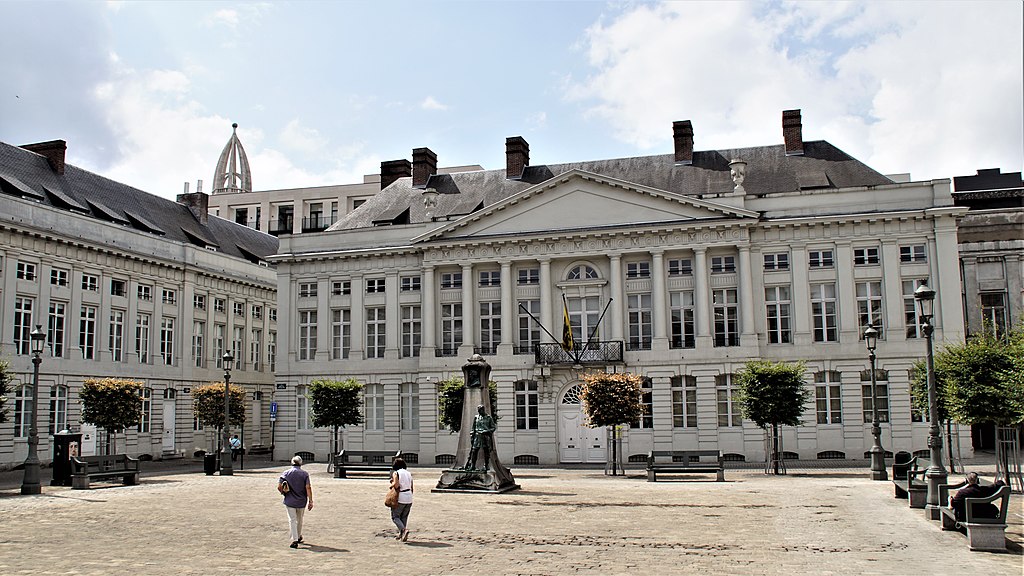 1024px-Het_Martelarenplein_te_Brussel
