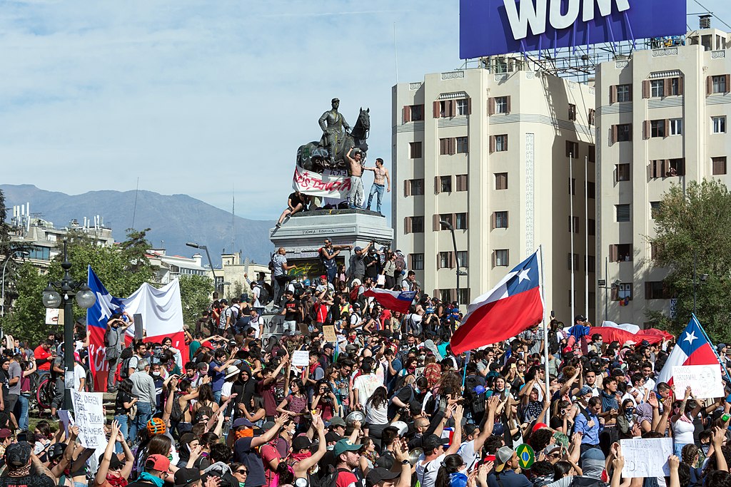 1024px-Protestas_en_Chile_20191022_07