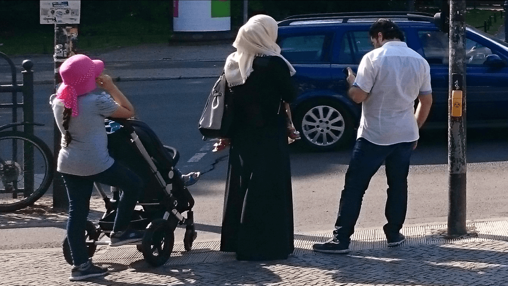 1024px-islamische-familie-frau-abaya-kopftuch-hidschab-201707