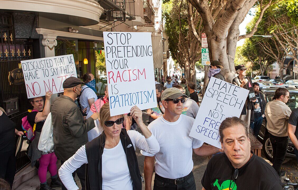 1128px-patriot-prayer-sf-counterprotest-20170826-8120