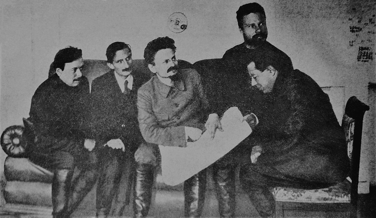 1242px-Bela_Kun_Jacques_Sadoul_Leon_Trotsky_Mikhail_Frunze_Sergey_Gusev_1920