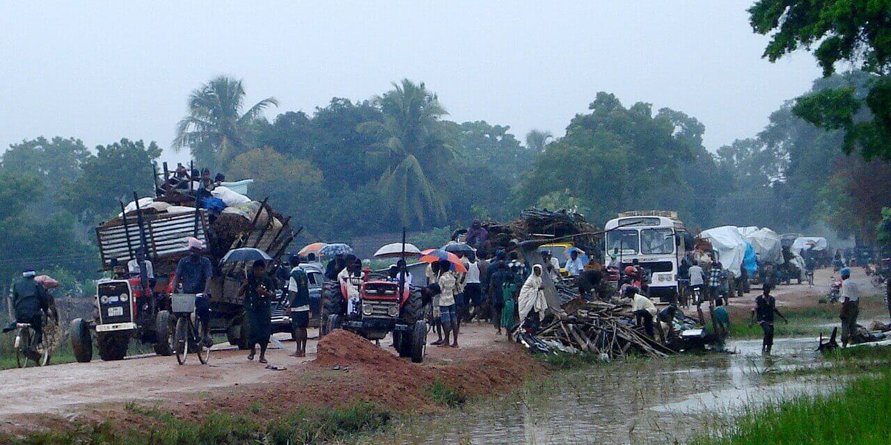 1280px-tractors.-jan-2009-displacement-in-the-vanni