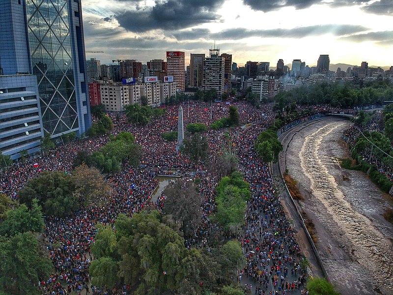 800px-Marcha_Mas_Grande_De_Chile_2019_Plaza_Baquedano_Drone