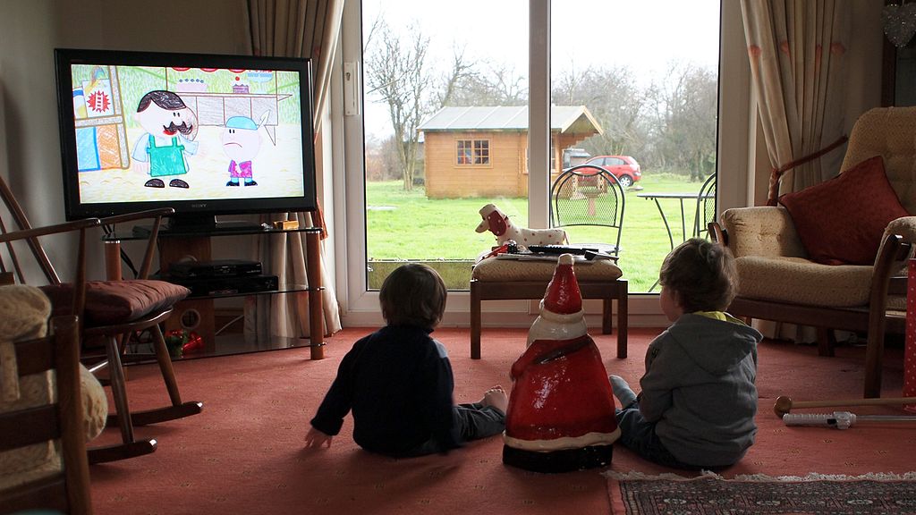 Children_watching_TV_cropped