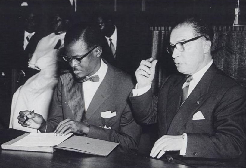 Patrice_Lumumba_signs_the_document_granting_independence_to_the_Congo_next_to_Belgian_Prime_Minister_Gaston_Eyskens