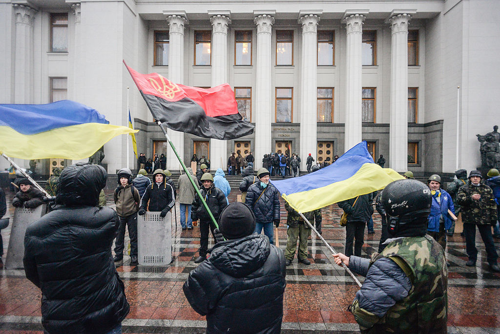 Samooborona_Self_Defence_guard_and_activists_at_the_entrance_to_Verkhovna_Rada._Euromaidan_Kyiv_Ukraine._Events_of_February_22_2014
