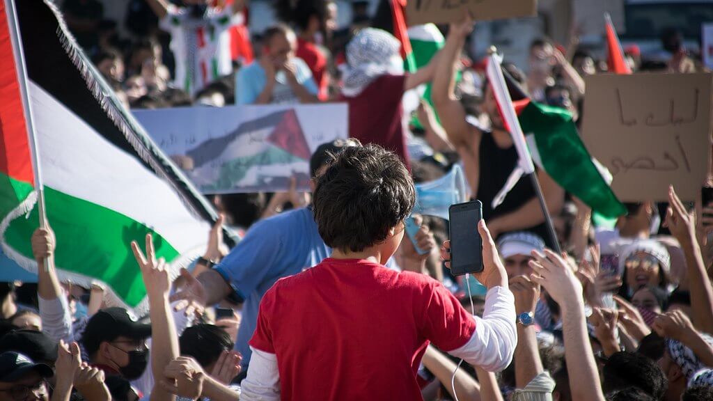 a-child-filming-a-protest-for-palestine-in-amman-near-alkalou
