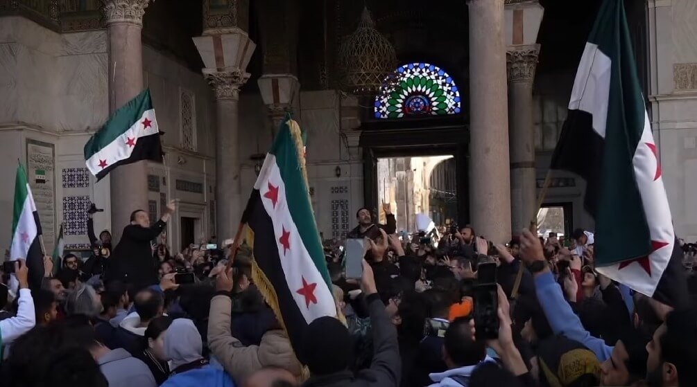 syrians-celebrate-the-fall-of-assad-at-the-umayyad-mosque-14-